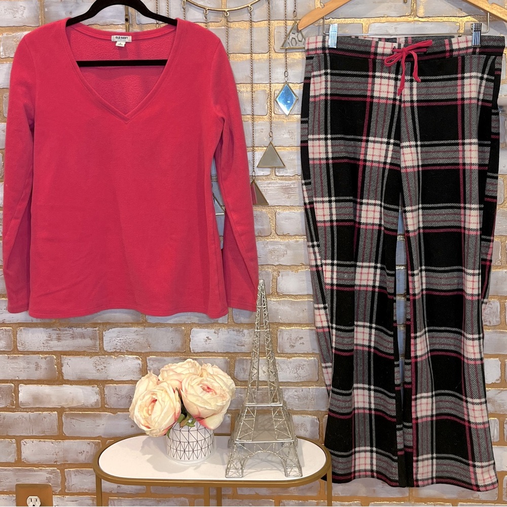Old Navy Pink & Black Plaid Fleece Pajama Set, Women’s Size Medium.